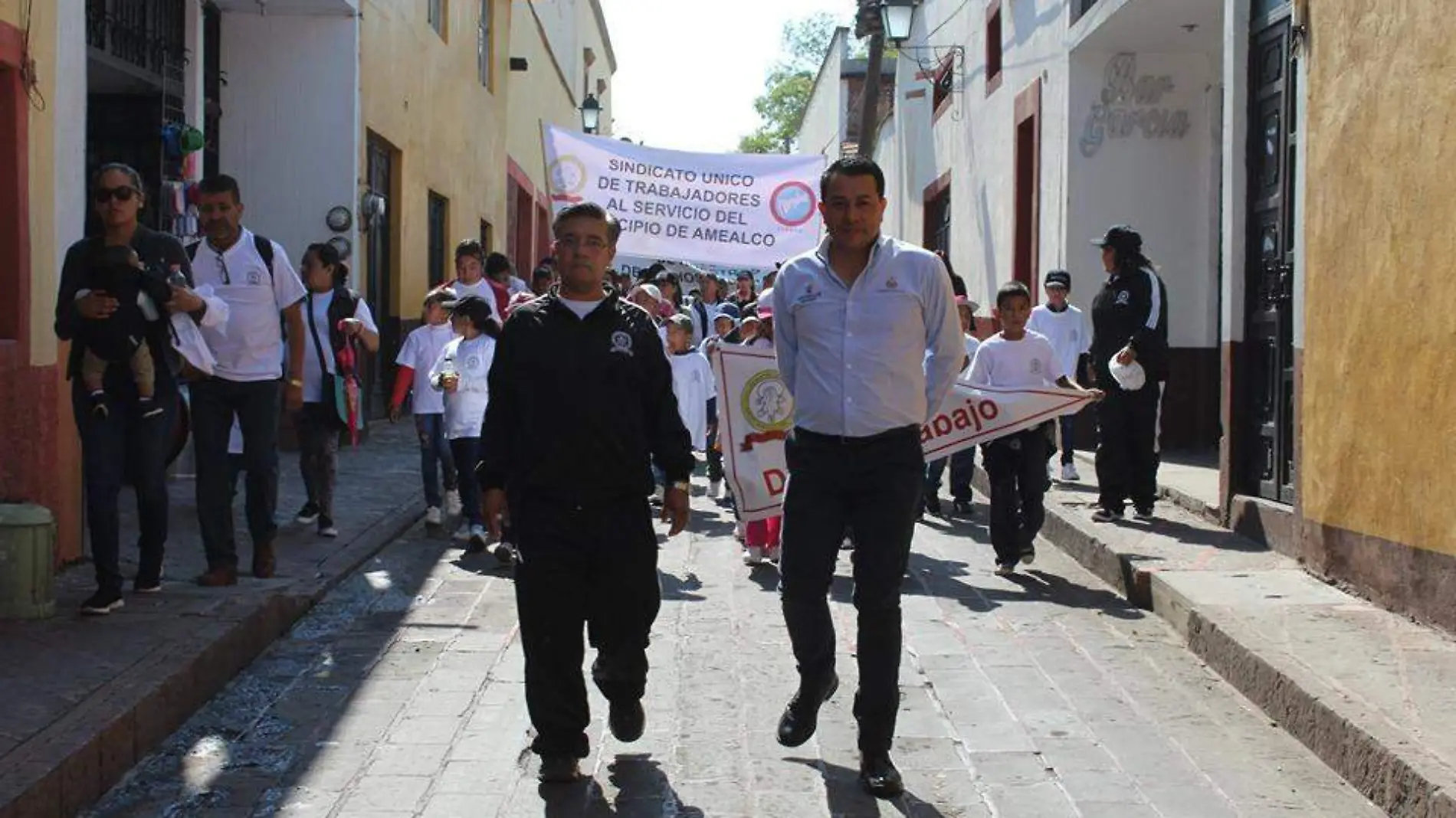 Empleados de empresas y de administración municipal desfilaron por las principales calles del centro de Amealco.